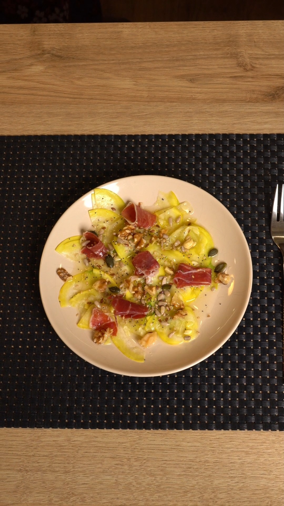 Transport your taste buds to the Mediterranean with this Iberian Zucchiolo salad! 🥗🍋 Marinated in citrus fruits and packed with fresh, vibrant flavors. This dish is as refreshing as it looks. Who’s ready to elevate their salad game with Zucchiolo? 💚 #zucchiolo #mediterraneanflavors #freshandzesty #saladinspo 
 
Transporta tus papilas gustativas al Mediterráneo con esta ensalada ibérica de Zucchiolo. 🥗🍋 Marinado en cítricos y repleto de sabores frescos y vibrantes. Este plato es tan refrescante como parece. 

Esta ensalada ibérica combina finas láminas de Zucchiolo marinadas en cítricos mediterráneos, acompañadas de ingredientes frescos como tomate, cebolla morada y aceitunas. Un toque de aceite de oliva y hierbas completa este plato ligero, fresco y lleno de sabor. ¡Perfecta para cualquier ocasión! ✨Quién está listo para elevar su juego de ensalada con Zucchiolo? 💚