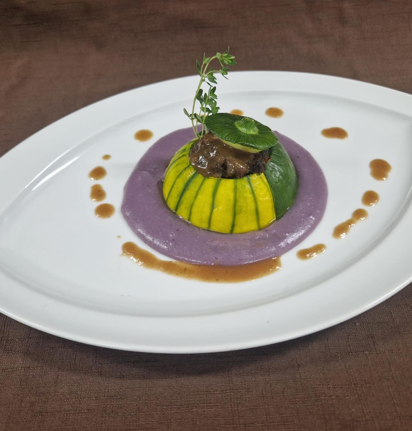 Last November 14, in the heart of @terrazacarmona , Zucchiolo was also protagonist as part of the menu at the 28th Gastronomic Days.
The recipe is based on green and yellow Zucchiolo stuffed with brava beef ribs roasted with thyme-lemon, accompanied by a delicate violet parmentier. A unique creation where tradition and creativity met to delight the palate.
🌿🥩💚💛
#zucchiolo #terrazascarmona #torodelidia  #flavorsoftradition #foodieexperience #platosconhistoria